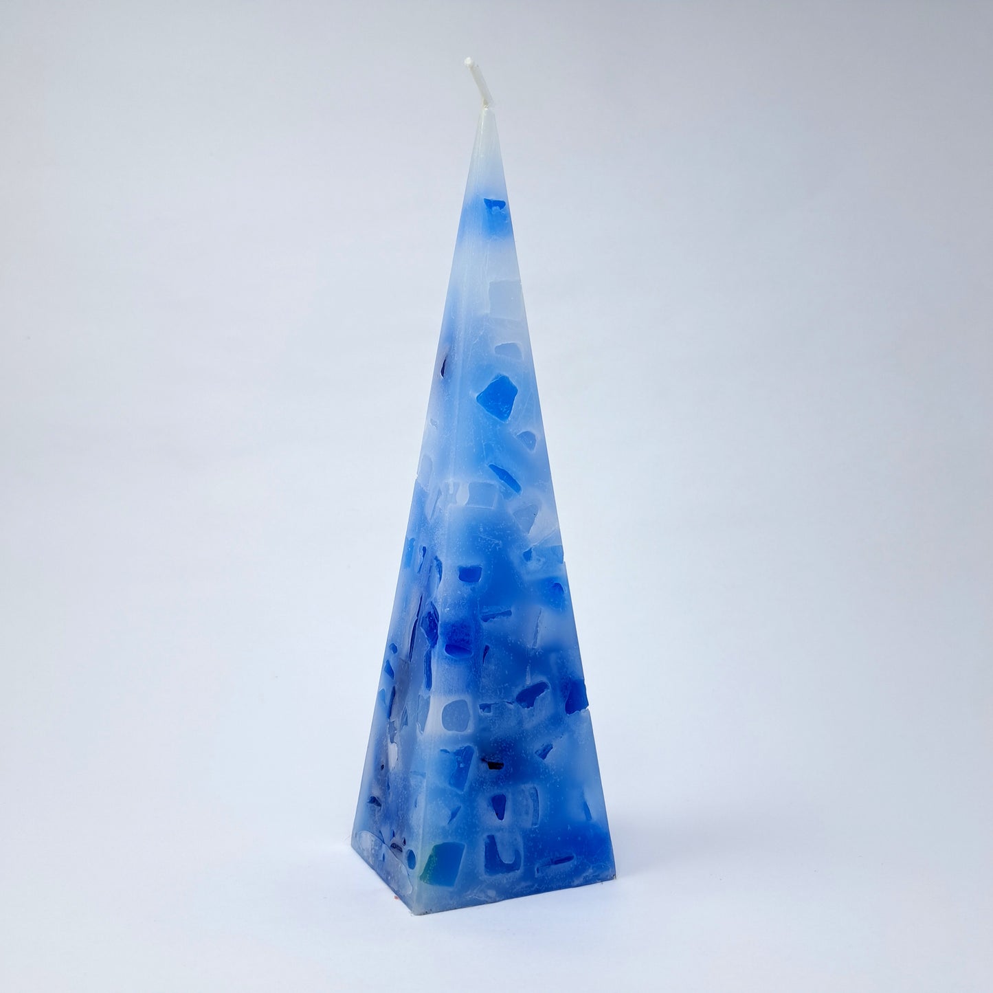 Pyramide in Blau